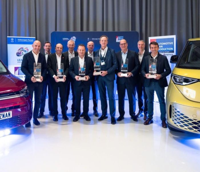 Sieger & Moderatoren der Automotive Lean Production Awards 2025 (Foto: Volkswagen Poznan, Agamus Consult GmbH)