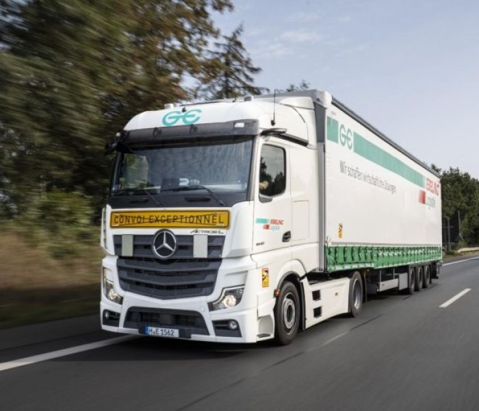 Ein Lkw von Ebeling Logistik unterwegs im täglichen Einsatz (Foto: Ebeling Logistik GmbH)
